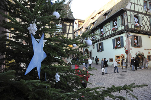 Ruelles décorées du marché de Noël avec maisons à colombages traditionnelles