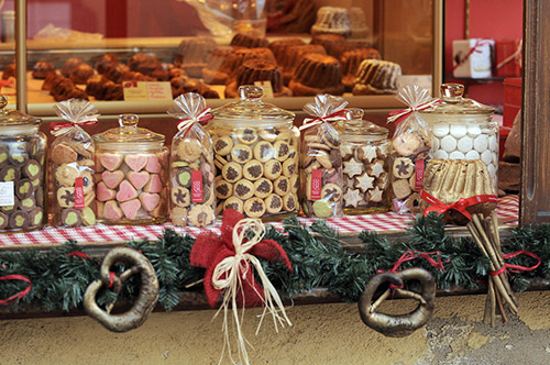 Chalets de Noël entourés de maisons colorées alsaciennes