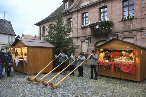 Chalets de Noël sur la place d'un village alsacien