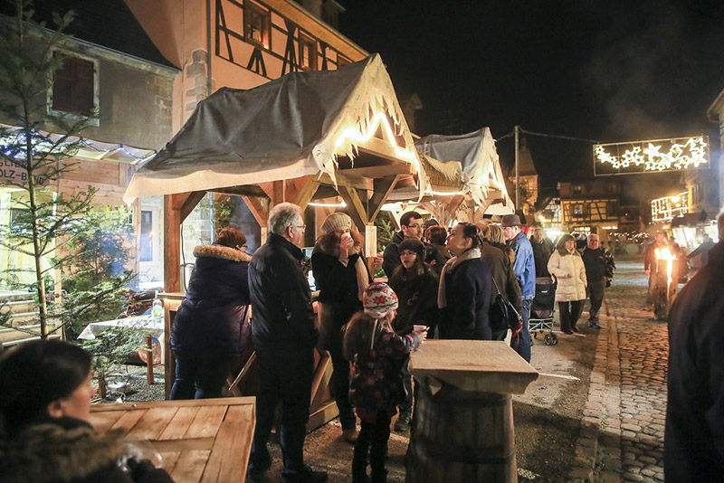Ruelles décorées du marché de Noël avec maisons à colombages traditionnelles