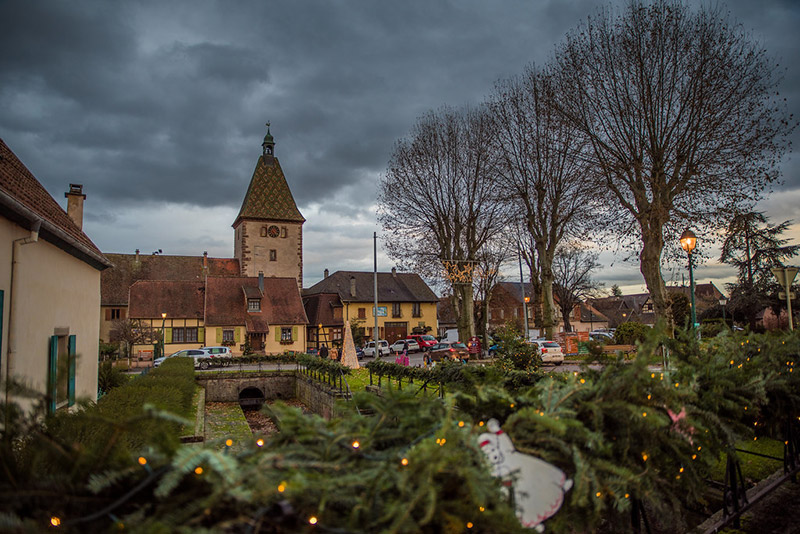 Marché de Noël avec ses chalets illuminés