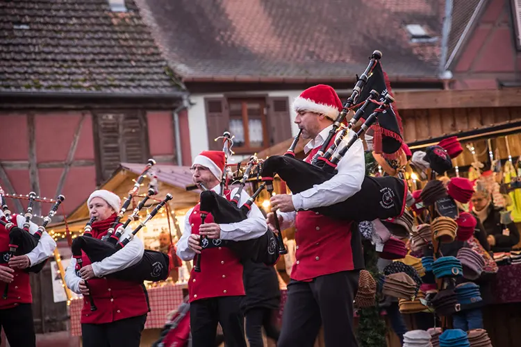 Animation alsacienne au marché de Noël avec figurants en costume d'époque