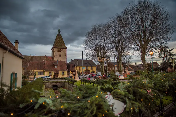 Village alsacien de Bergheim décoré pour Noël avec ses remparts médiévaux et ses illuminations festives